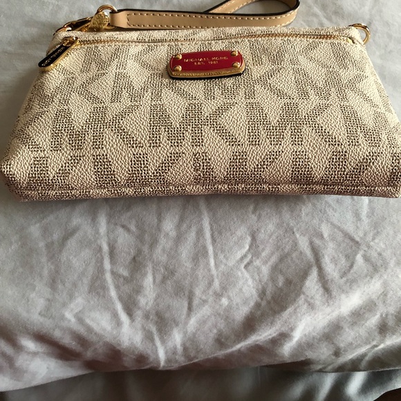 Michael Kors Accessories - MICHAEL KORS Jet Set Large Wristlet - Vanilla